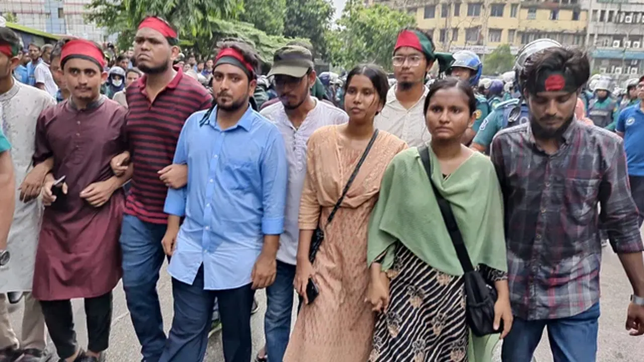 আন্দোলনকারীদের একটি প্রতিনিধিদল স্মারকলিপি দিতে বঙ্গভবনের দিকে যাচ্ছে। ছবি : সংগৃহীত