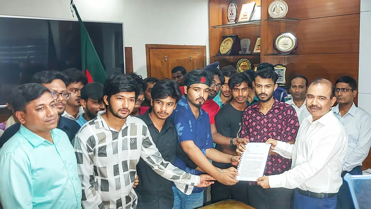 খুলনা জেলা প্রশাসকের কাছে স্মারকলিপি প্রদান করেন খুলনা বিশ্ববিদ্যালয়ের (খুবি) শিক্ষার্থীরা। ছবি : কালবেলা
