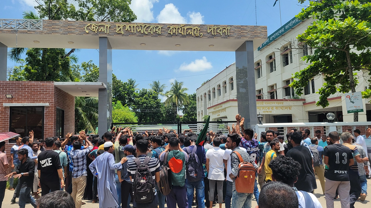 পাবিপ্রবি ও এডওয়ার্ড কলেজ শিক্ষার্থীরা পদযাত্রা করে জেলা প্রশাসকের কাছে স্মারকলিপি প্রদান। ছবি : কালবেলা