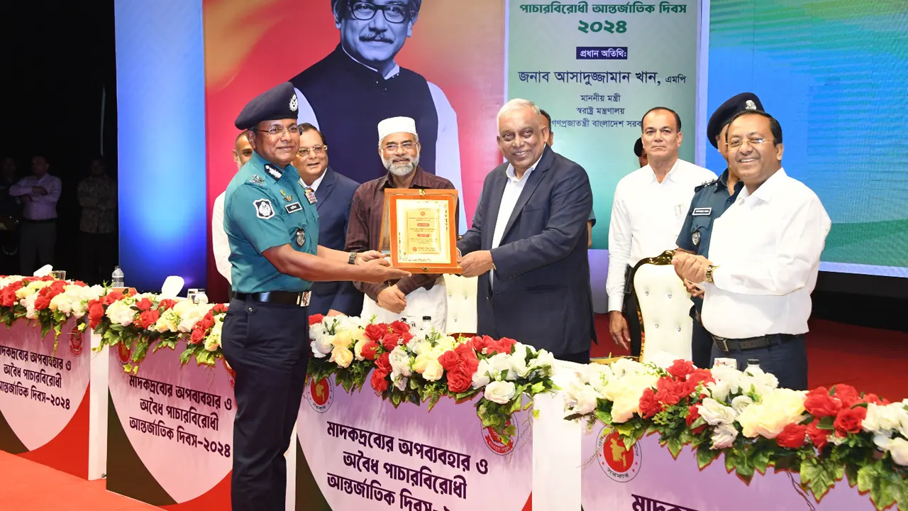 পুরস্কার গ্রহণ করছেন ওয়েসিসের চেয়ারম্যান ডিএমপি কমিশনার হাবিবুর রহমান।  ছবি : কালবেলা