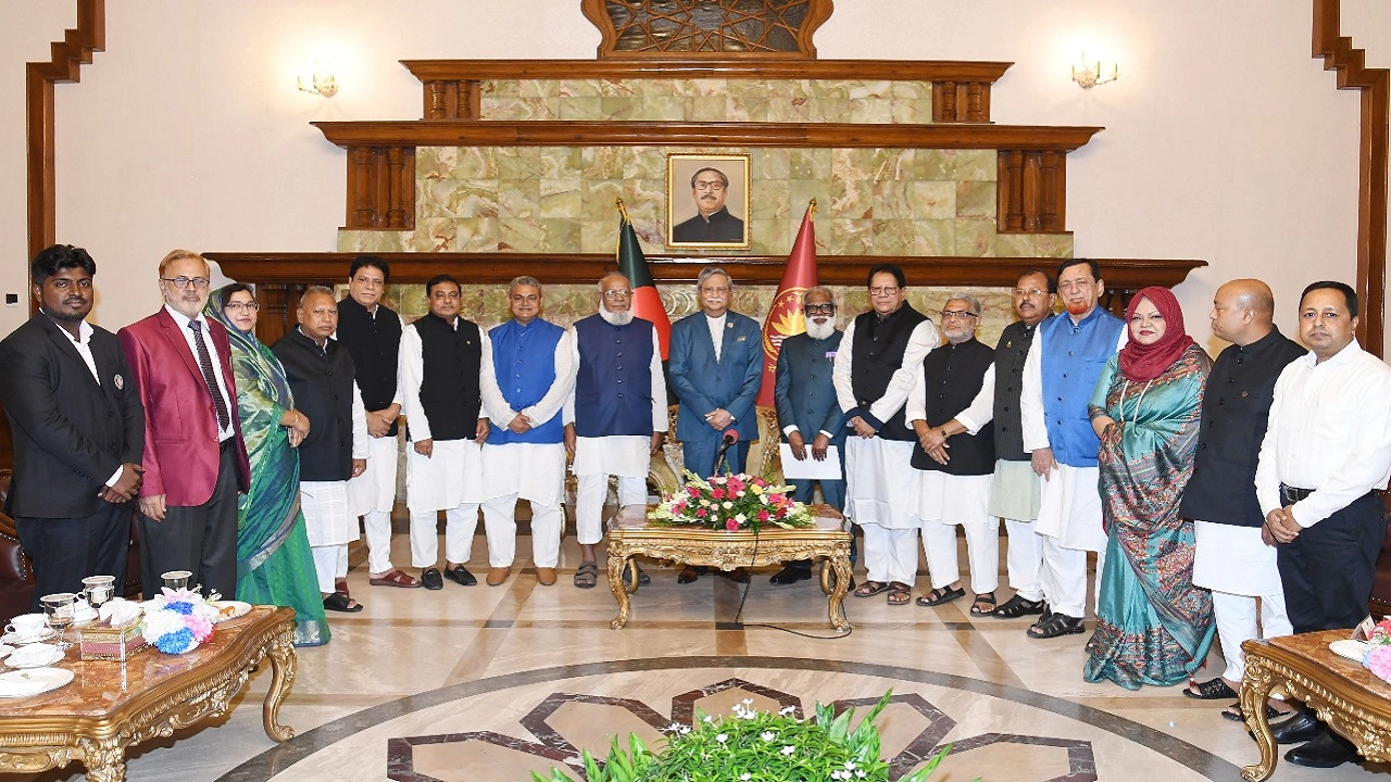 রাষ্ট্রপতির সঙ্গে বাংলাদেশ রেড ক্রিসেন্ট সোসাইটির নবনির্বাচিত কমিটির সদস্যগণের সাক্ষাৎ। ছবি : কালবেলা