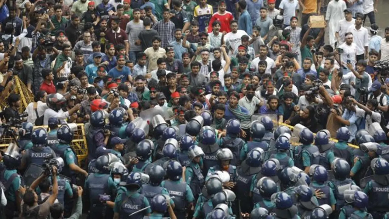পুলিশের মুখোমুখি কোটা আন্দোলনকারীরা। ছবি : সংগৃহীত