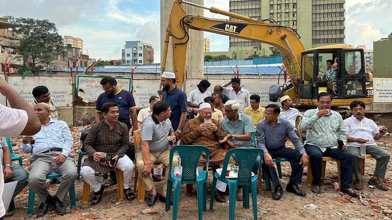 মতিঝিলে উদ্ধার হওয়া ‘শ্রী শ্রী লক্ষ্মী নারায়ণ জিউ মন্দির বিগ্রহ’ পরিদর্শন করেন ধর্মমন্ত্রী মো. ফরিদুল হক খান। ছবি : কালবেলা
