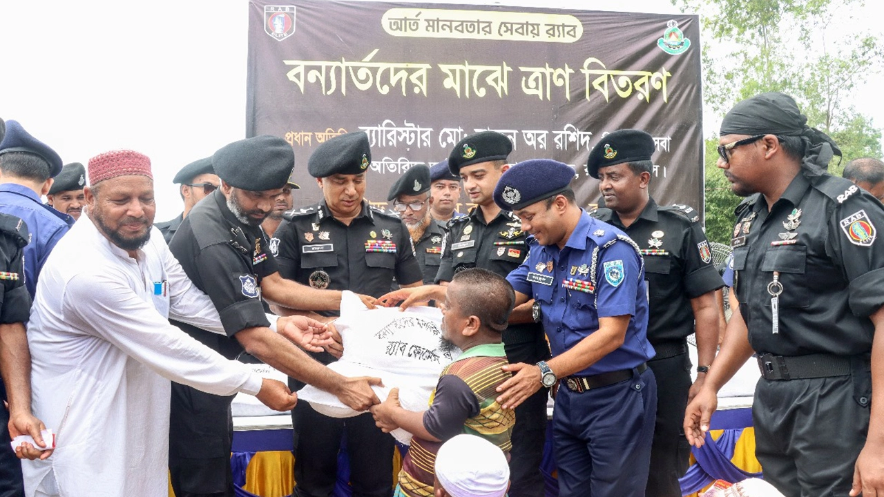 কুড়িগ্রামের চরাঞ্চলে বন্যার্তদের মাঝে ত্রাণ সহায়তা বিতরণ করেন র‌্যাবের মহাপরিচালক। ছবি : কালবেলা