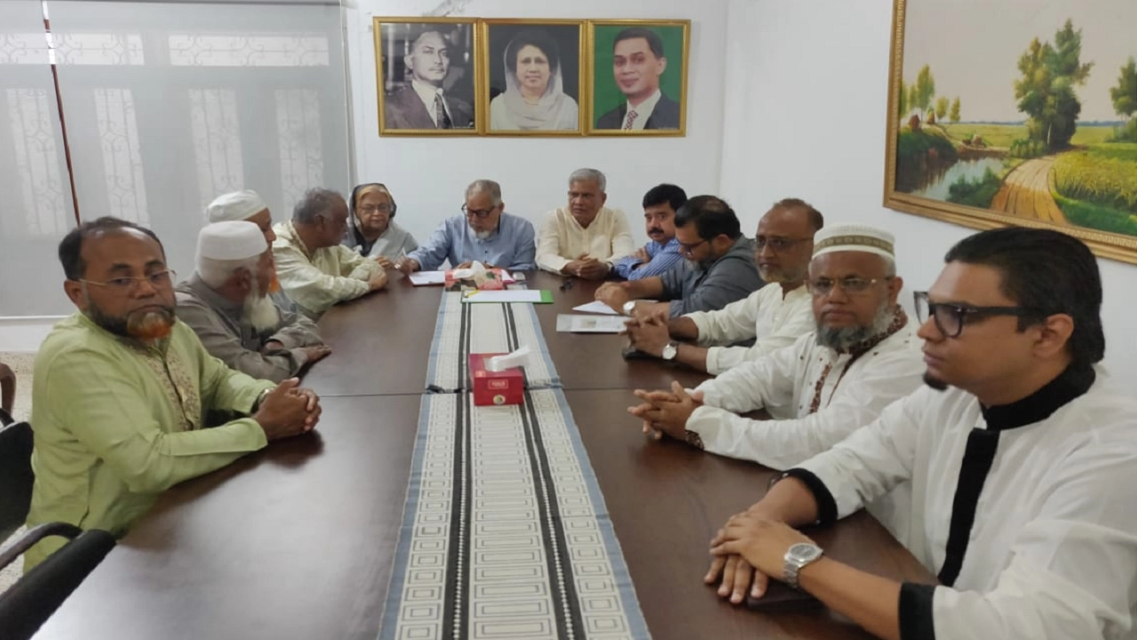 গুলশানে বিএনপি চেয়ারপারসনের রাজনৈতিক কার্যালয়ে ১২ দলীয় জোটের সঙ্গে বিএনপির লিয়াজোঁ কমিটির নেতাদের বৈঠকে কথা বলেন নজরুল ইসলাম খান। ছবি : কালবেলা