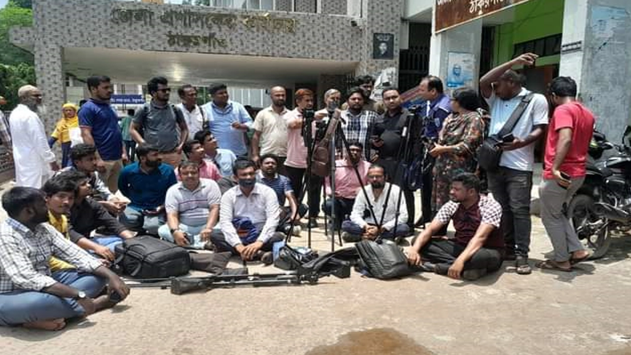 ঠাকুরগাঁওয়ে ডিসি অফিসে সামনে সাংবদিকদের অবস্থান ধর্মঘট। ছবি : কালবেলা