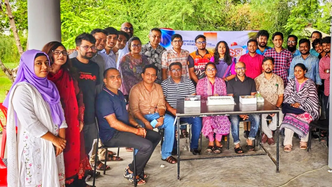 খুবি অ্যালামনাই অ্যাসোসিয়েশনের সদস্যরা। ছবি : কালবেলা
