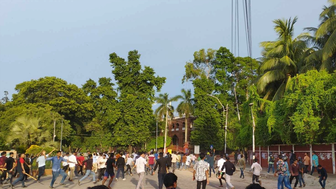আন্দোলনকারীদের একটি গ্রুপের সঙ্গে কার্জন হল এলাকায় ছাত্রলীগের সংঘর্ষ। ছবি : কালবেলা