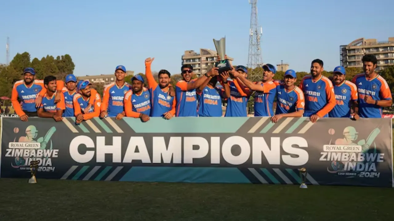 ট্রফি হাতে নতুন চেহারার টিম ইন্ডিয়ার উল্লাস । ছবি : সংগৃহীত