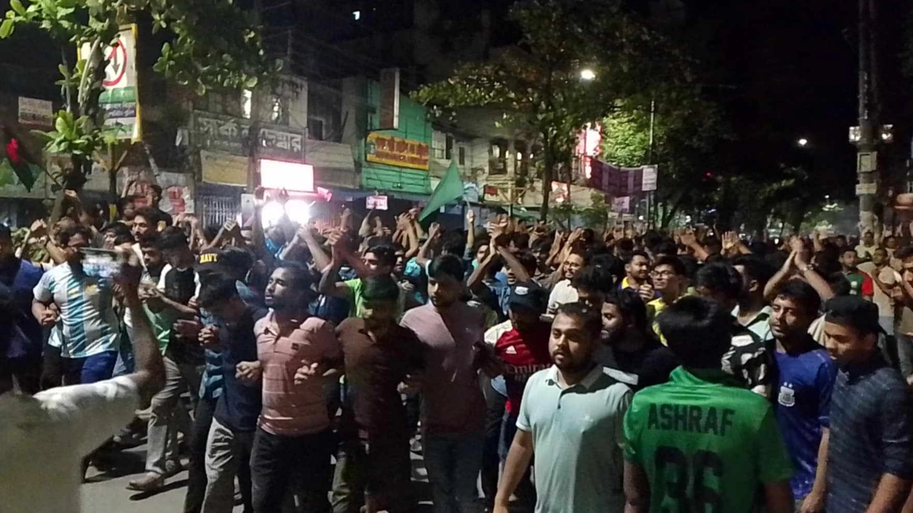 জগন্নাথ বিশ্ববিদ্যালয়ের শিক্ষার্থীদের বিক্ষোভ মিছিল। ছবি : কালবেলা