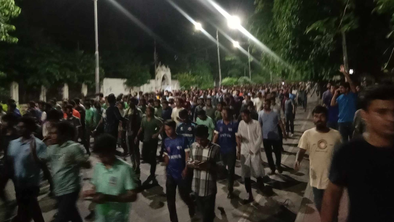 শাহবাগে ছাত্রলীগ ও বীর মুক্তিযোদ্ধার সন্তানদের বিক্ষোভ
