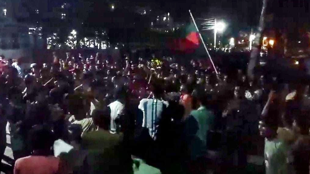 কোটা সংস্কারের দাবিতে মধ্যরাতে শিক্ষার্থীদের বিক্ষোভ। ছবি : কালবেলা