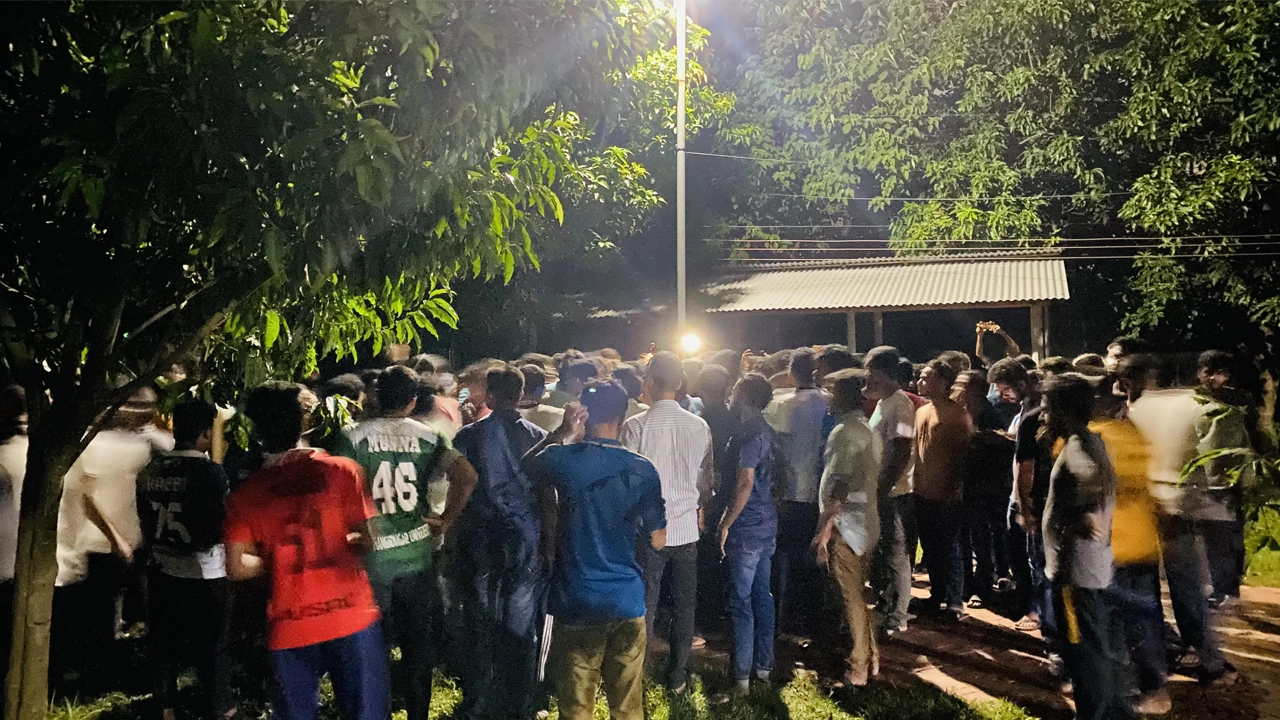 হল ছাত্রলীগের ওপর ক্ষুব্ধ হয়ে প্রধান ফটক ঘেরাও করে বিক্ষোভ করেছেন কোটাবিরোধী সহস্রাধিক শিক্ষার্থী। ছবি : কালবেলা