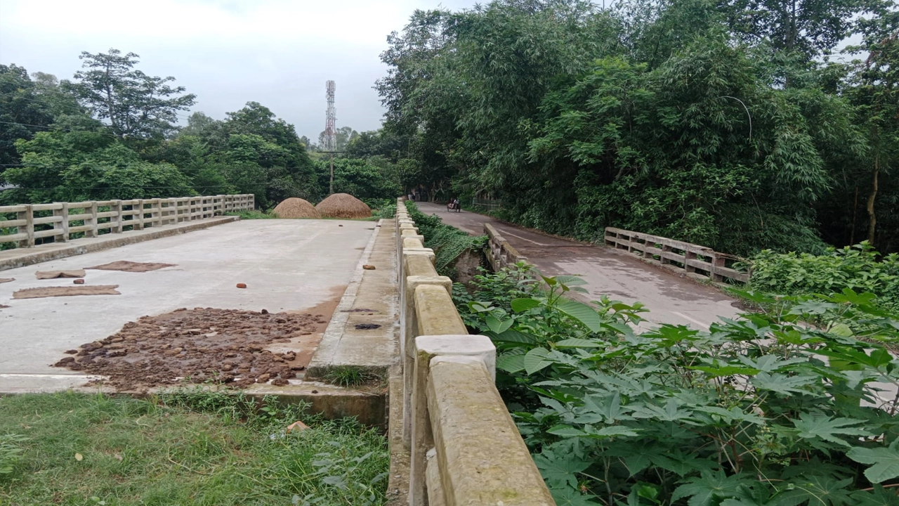 সিরাজগঞ্জের কামারখন্দে সংযোগ ছাড়া নতুন ব্রিজের পাশে ঝুঁকিপূর্ণ ব্রিজ। ছবি : কালবেলা