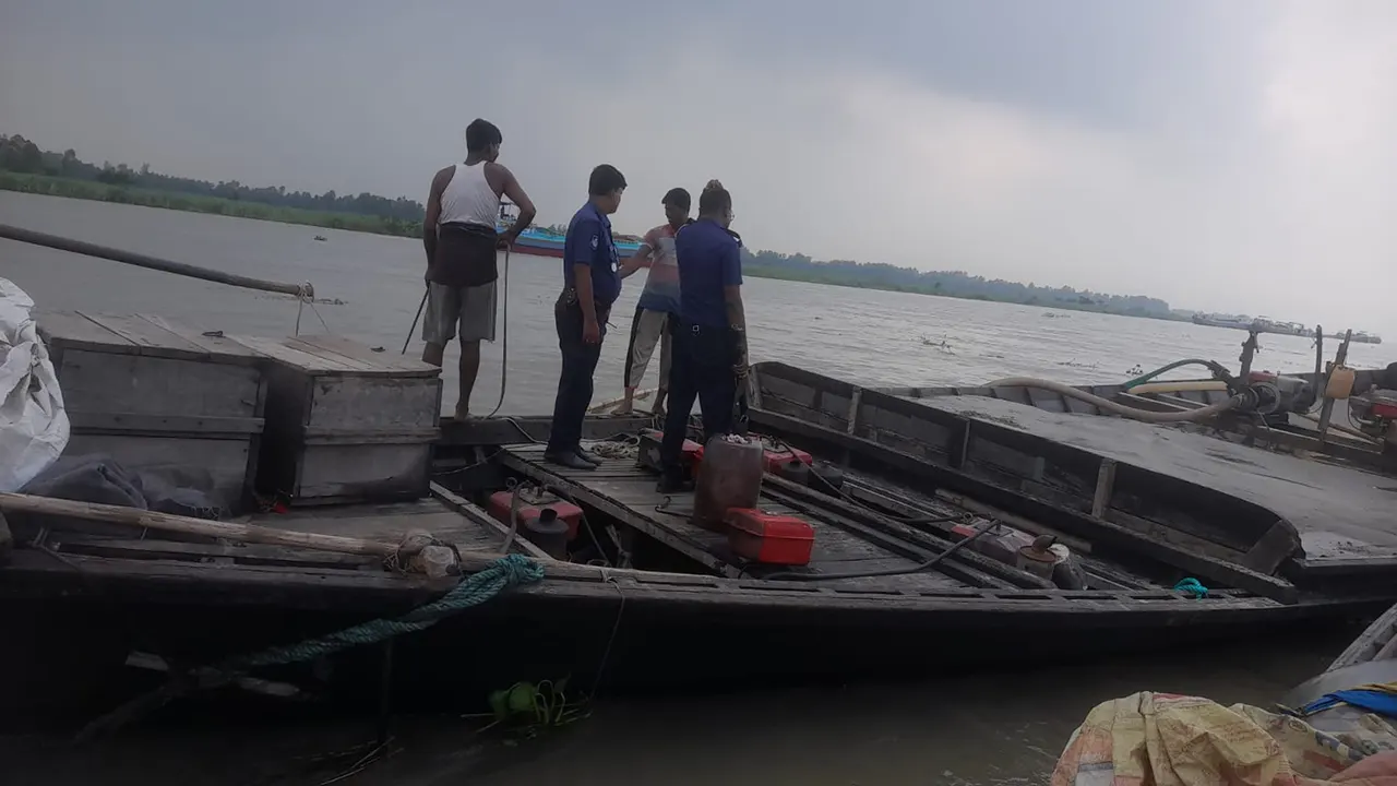 সিরাজগঞ্জে যমুনা নদীতে অবৈধভাবে বালু উত্তোলনের বিরুদ্ধে অভিযান চালায় ভ্রাম্যমাণ আদালত। ছবি : কালবেলা