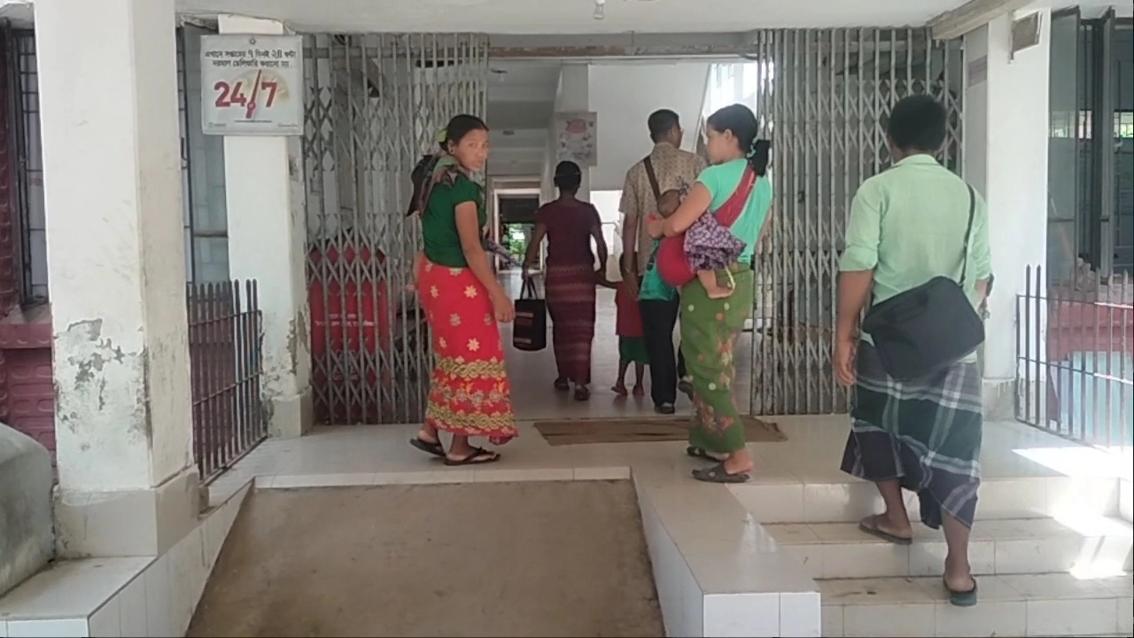 থানচি উপজেলা স্বাস্থ্য কমপ্লেক্সে বাড়ছে রোগীর চাপ। ছবি : কালবেলা