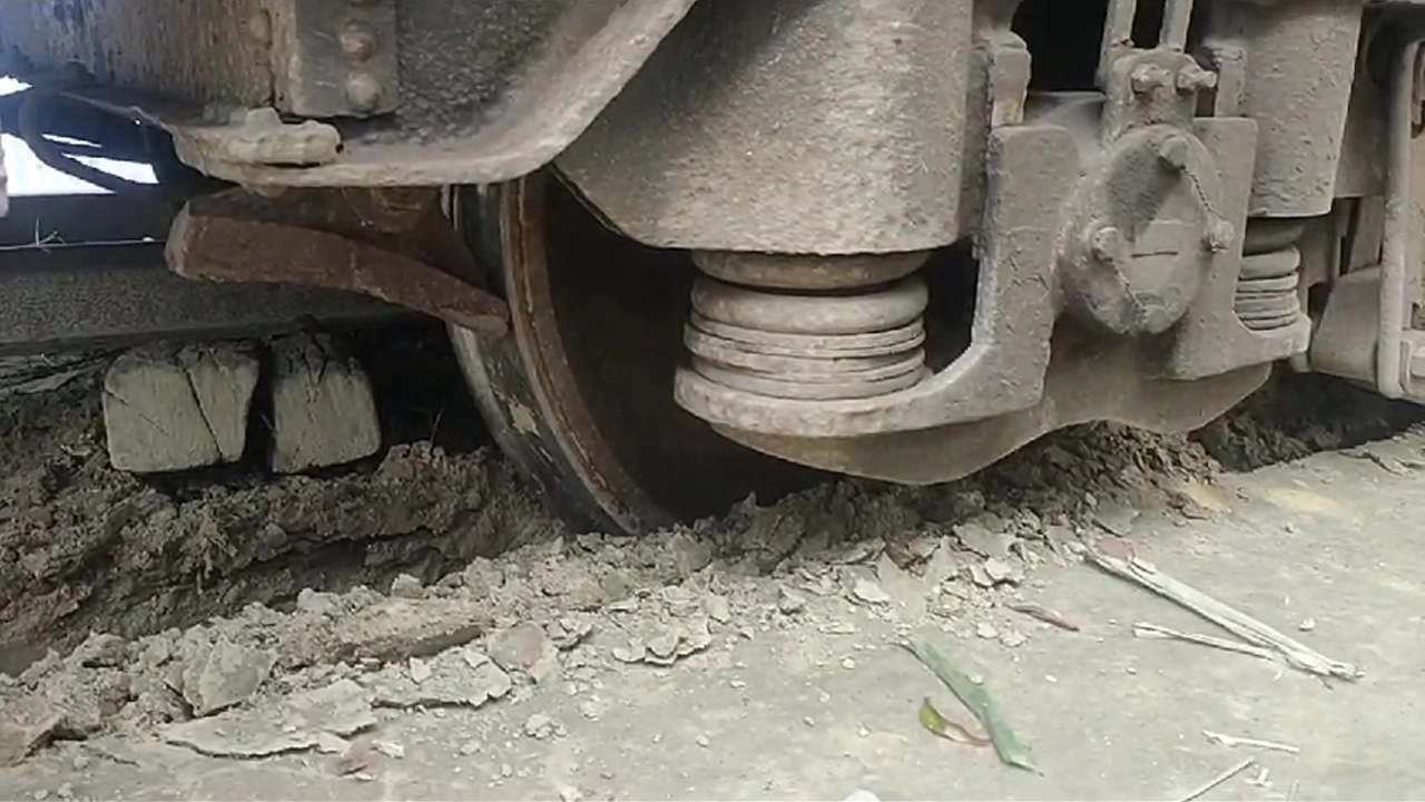 লাইনচ্যুত হওয়া ট্রেনের চাকা। ছবি : কালবেলা