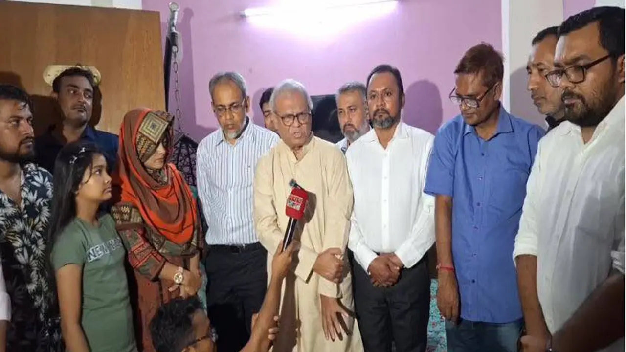 ঢাকা মহানগর দক্ষিণ যুবদলের আহ্বায়ক কারাবন্দি খন্দকার এনামুল হক এনামের পরিবারের খোঁজখবর নিতে যান বিএনপির সিনিয়র যুগ্ম মহাসচিব অ্যাডভোকেট রুহুল কবির রিজভীসহ অন্যান্য নেতারা। ছবি : কালবেলা