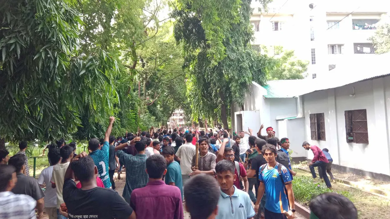 কোটাবিরোধী আন্দোলনকারী শিক্ষার্থীদের ওপর হামলা চালিয়েছে ছাত্রলীগ। ছবি : কালবেলা