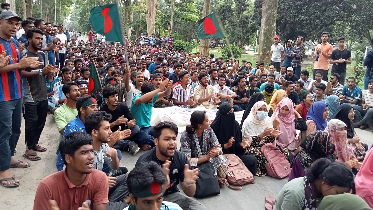 বিক্ষোভে রাবি, রুয়েট, রামেক, রাজশাহী কলেজ ও বরেন্দ্র বিশ্ববিদ্যালয়ের শিক্ষার্থীরা। ছবি : কালবেলা