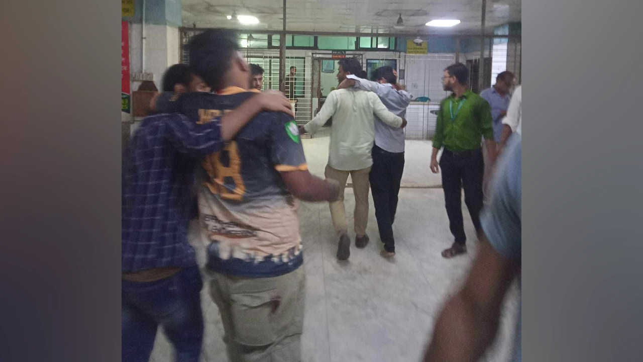ঢাকা মেডিকেল কলেজ হাসপাতালে নেওয়া হয়েছে কয়েকজন শিক্ষার্থীকে। ছবি : কালবেলা