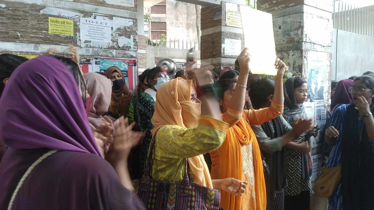 ঢাবির বেগম রোকেয়া হলের আন্দোলকারী শিক্ষার্থীদের ওপর মরিচের গুঁড়া নিক্ষেপের অভিযোগ উঠেছে। ছবি : কালবেলা