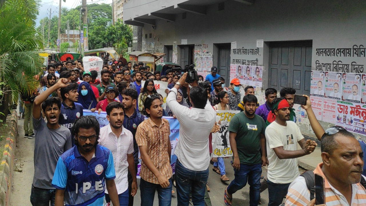 কোটা সংস্কারের এক দফা দাবিতে যবিপ্রবির আন্দোলনকারী শিক্ষার্থীরা। ছবি : কালবেলা