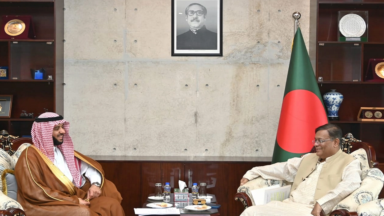 ঢাকায় নিযুক্ত সৌদি আরবের রাষ্ট্রদূত ঈসা ইউসেফ ঈসা আল দুহাইলানের সঙ্গে পররাষ্ট্রমন্ত্রী ড. হাছান মাহমুদ। ছবি : সংগৃহীত