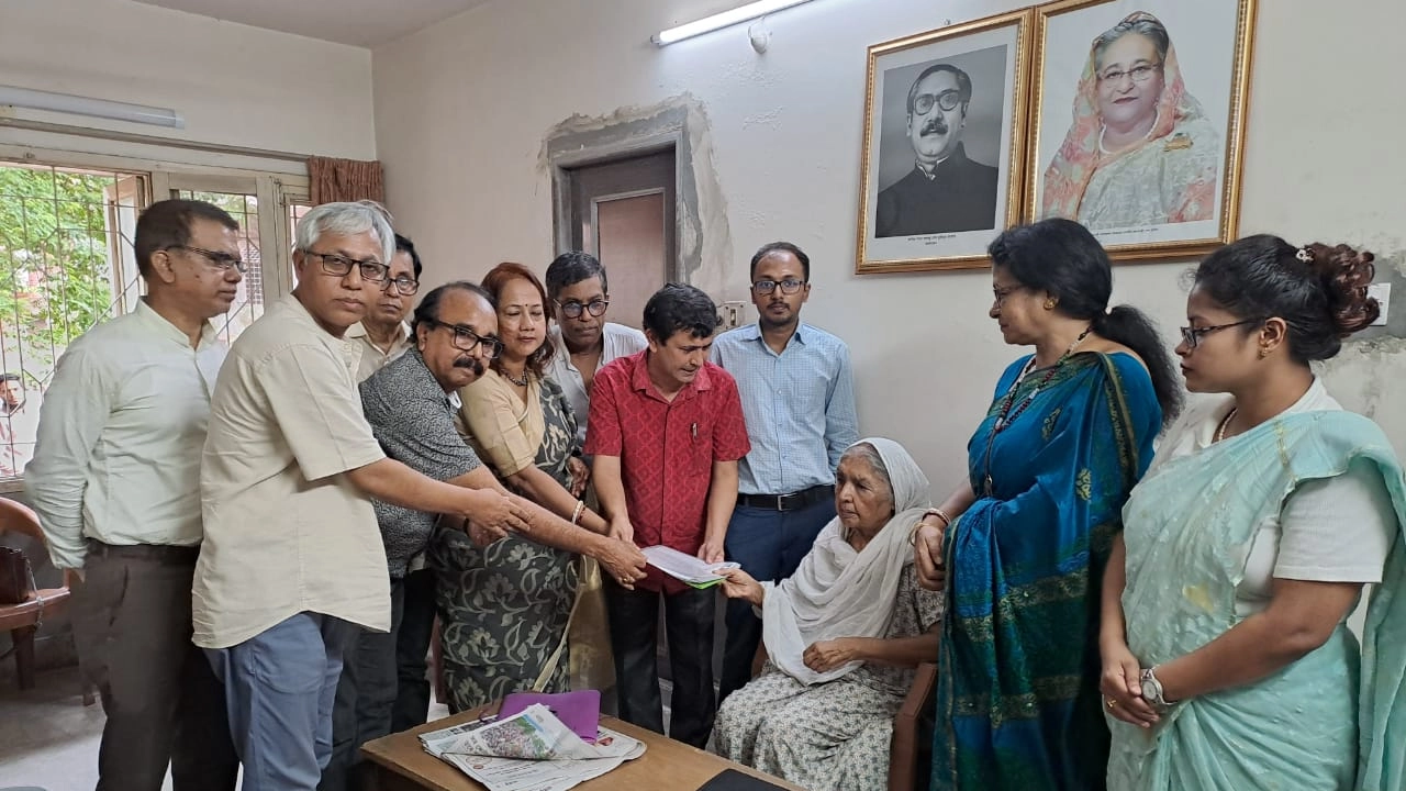 বাংলাদেশ হিন্দু আইন সংস্কার পরিষদের একটি প্রতিনিধি দল বেগম মতিয়া চৌধুরীর কাছে স্মারকলিপি দিয়েছেন। ছবি : কালবেলা