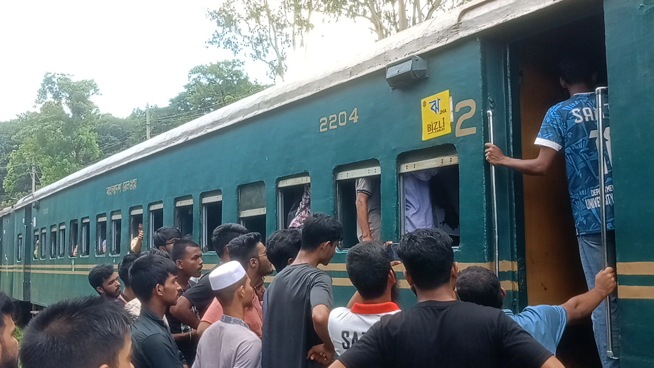চবির শাটল ট্রেন। ছবি : কালবেলা