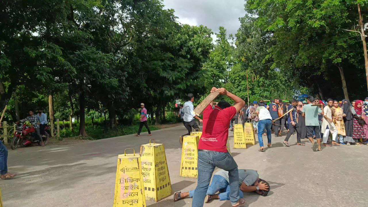চবিতে কোটা আন্দোলনে শিক্ষার্থীদের ওপর ছাত্রলীগের হামলা। ছবি : কালবেলা