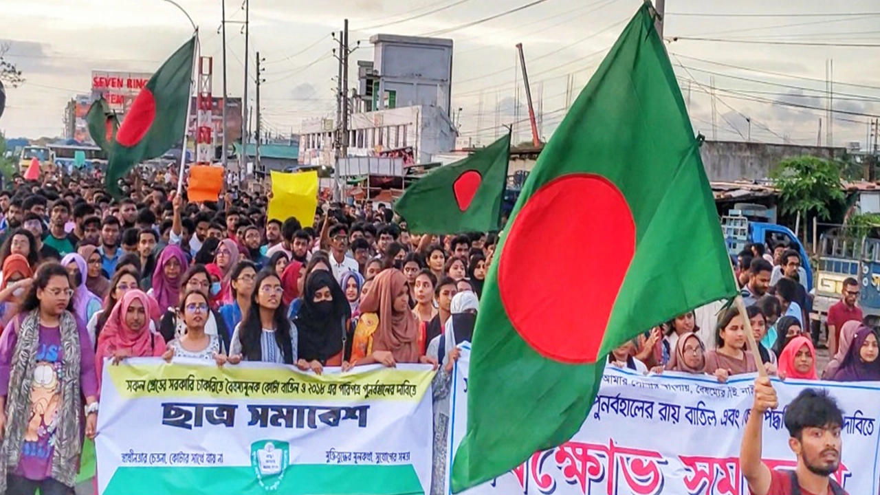 খুবি ও কুয়েট শিক্ষার্থীরা ঢাকা-খুলনা মহাসড়ক অবরোধ করেন। ছবি : কালবেলা