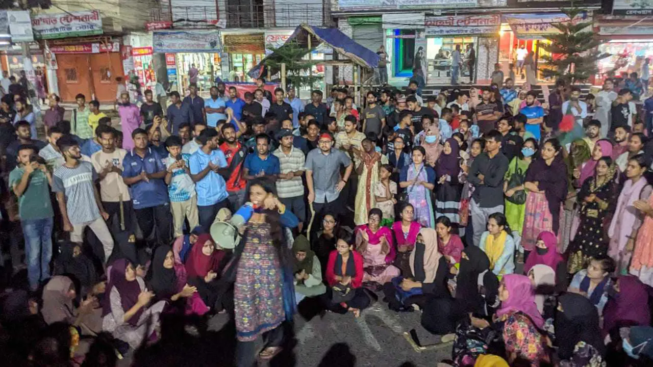 ঢাকা-কুয়াকাটা মহাসড়ক অবরোধ করে রেখেছেন সাধারণ শিক্ষার্থীরা। ছবি : কালবেলা