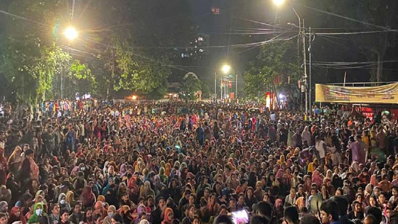 গত রোববার রাতে ঢাকা বিশ্ববিদ্যালয়ের বিভিন্ন হল থেকে বিক্ষোভ মিছিল বের করেন শিক্ষার্থীরা। ছবি : সংগৃহীত