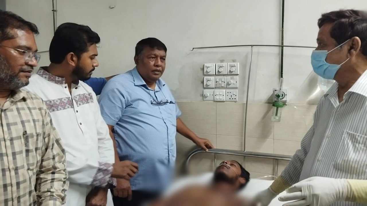 আন্দোলনরত আহত শিক্ষার্থীদের পাশে দাঁড়িয়েছে বিএনপিপন্থি চিকিৎসকদের সংগঠন ডক্টর’স অ্যাসোসিয়েশন অব বাংলাদেশ (ড্যাব)। ছবি : কালবেলা