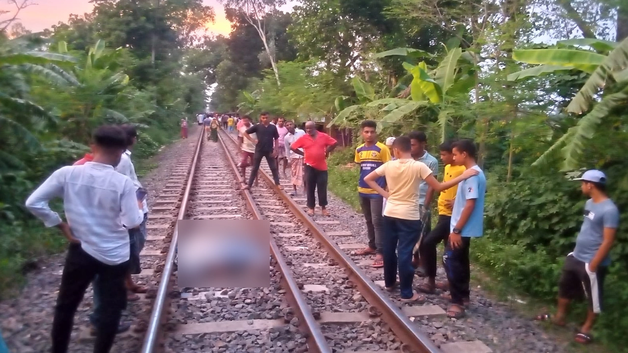 রেললাইনে পড়ে থাকা নিহত মা ও ছেলের নিথর দেহ। ছবি : কালবেলা