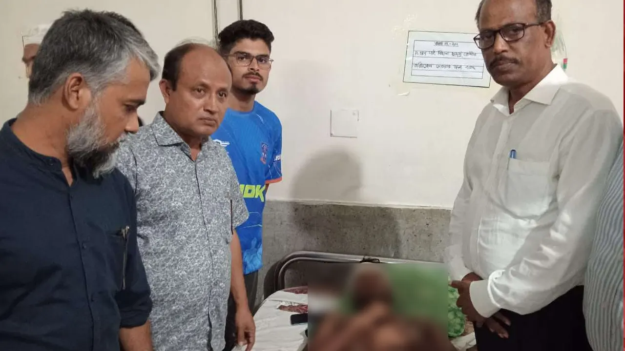 আহত শিক্ষার্থীর পাশে ইউট্যাব ও ঢাবি সাদা দলের শিক্ষকরা। ছবি : কালবেলা