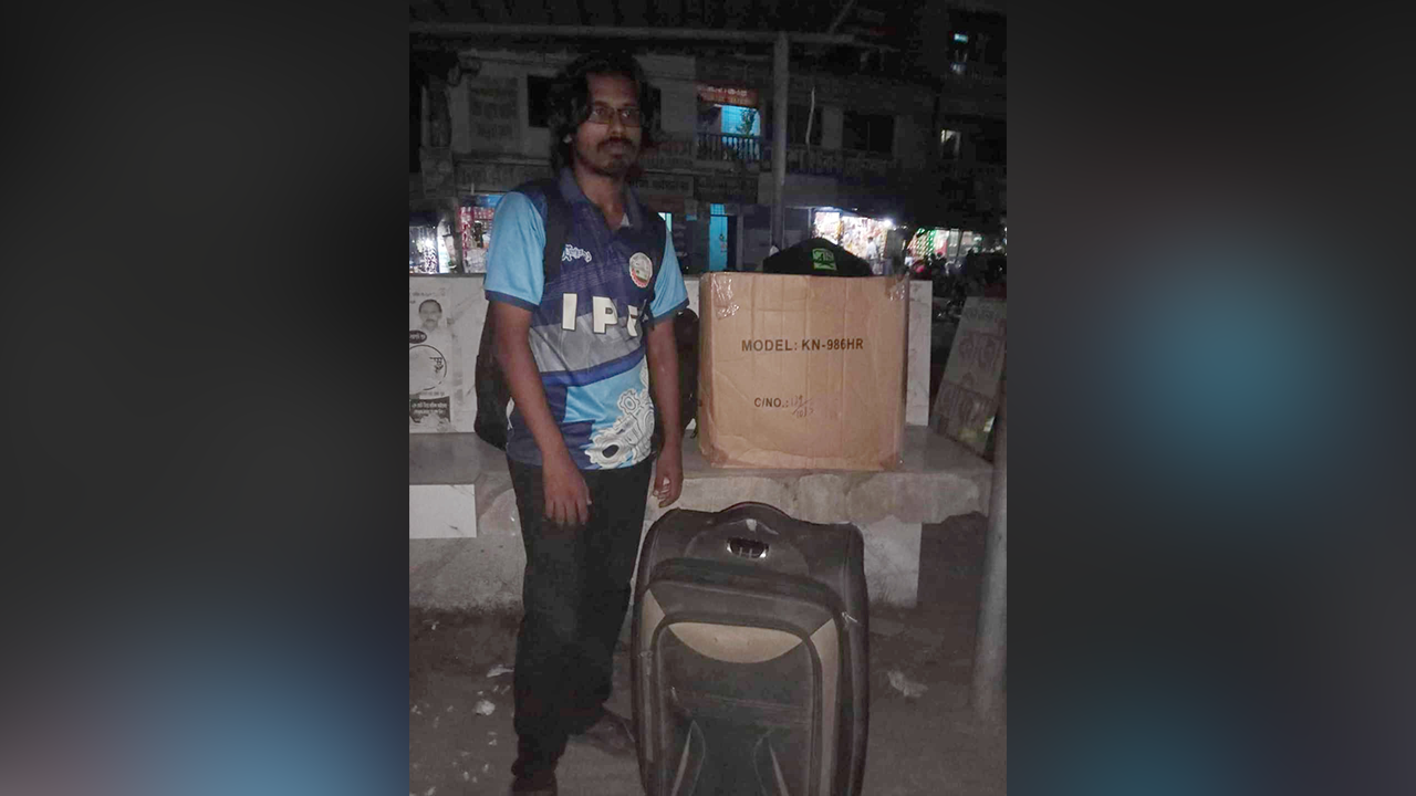 হল থেকে বের হন সামিউল হক। ছবি : কালবেলা