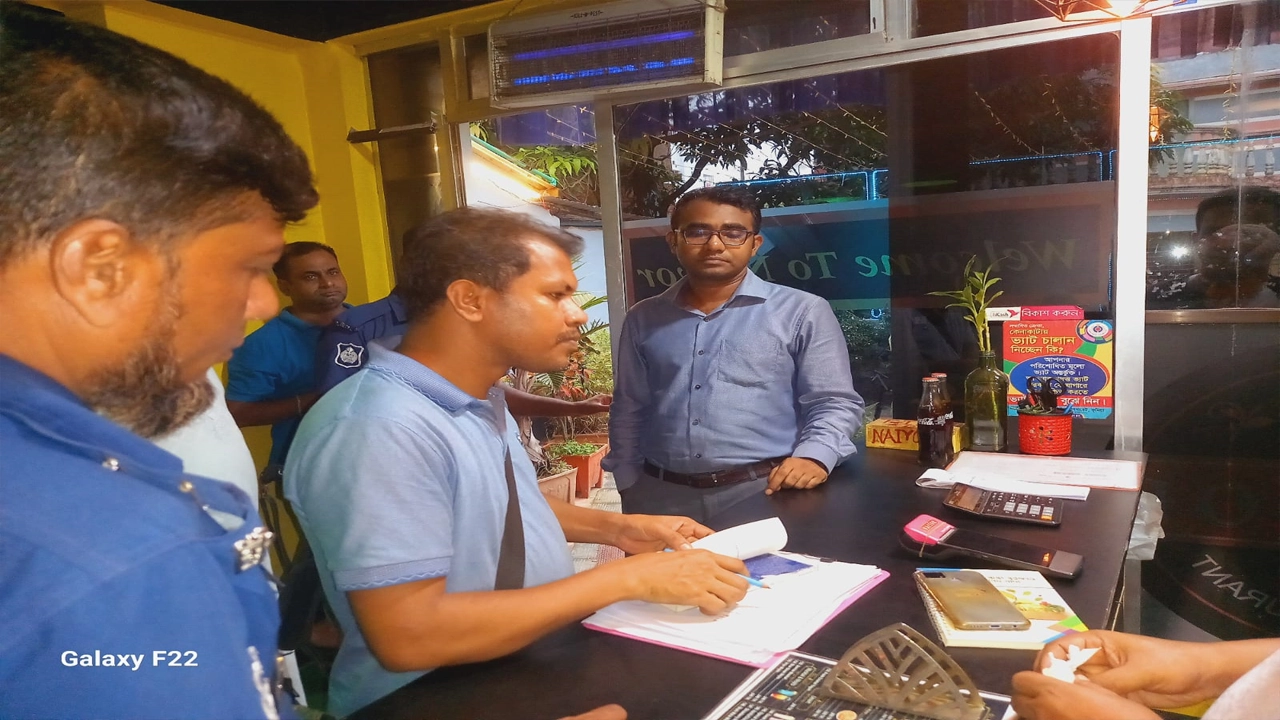 ভ্রাম্যমাণ আদালত পরিচালনা করেন উপজেলা সহকারী কমিশনার (ভূমি) এস এম রাহাতুল ইসলাম। ছবি : কালবেলা
