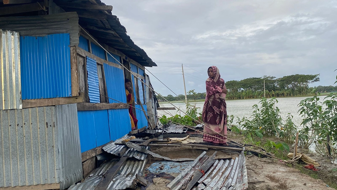 ঘরের সামনে দাঁড়িয়ে মরিয়ম। ছবি : কালবেলা