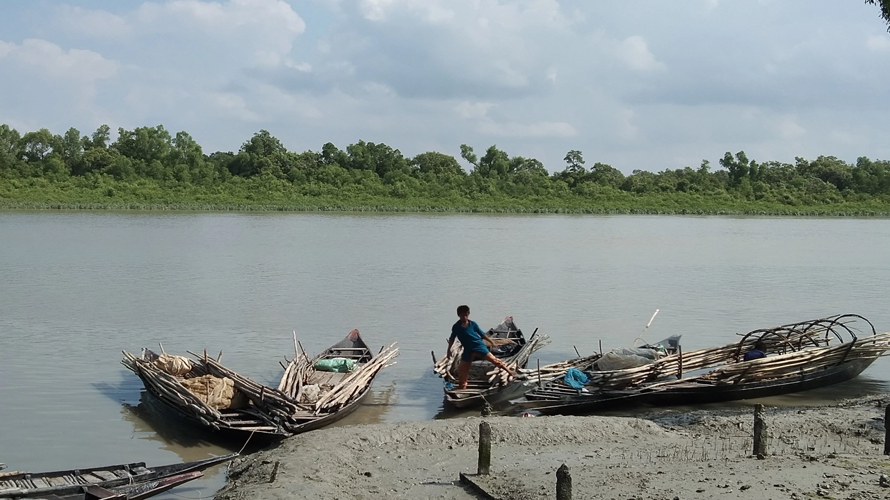 কয়রা উপজেলার মহারাজপুর ইউনিয়নের কাশিরাবাদ লঞ্চঘাটে বেঁধে রাখা হয়েছে নৌকা। ছবি : কালবেলা