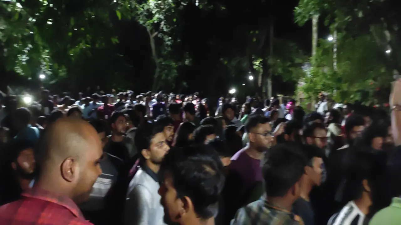 শিক্ষার্থীদের ওপর হামলার প্রতিবাদে জগন্নাথ বিশ্ববিদ্যালয় শিক্ষার্থীদের বিক্ষোভ। ছবি : কালবেলা