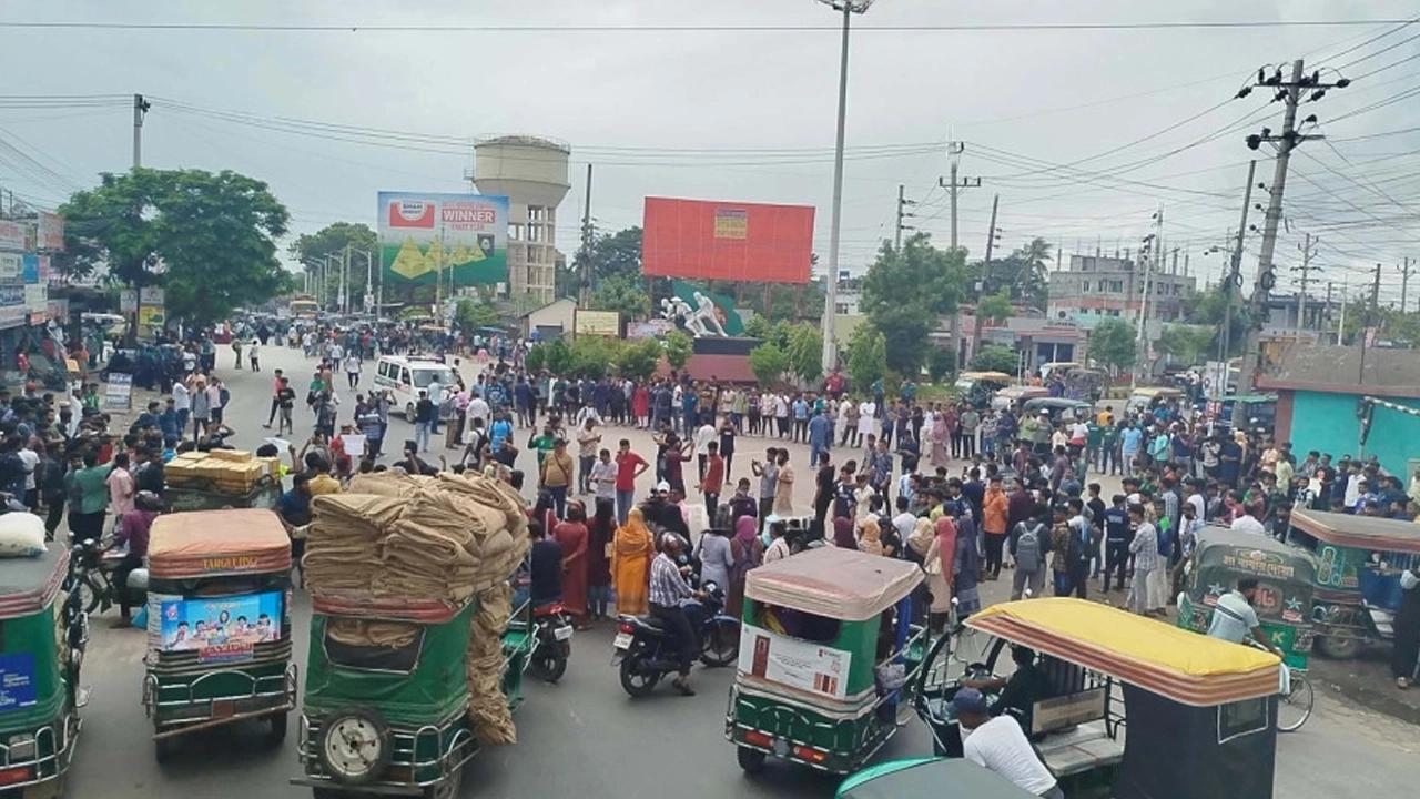 খুলনা-যশোর মহাসড়কের নতুন রাস্তা মোড় অবরোধ করে শিক্ষার্থীদের বিক্ষোভ। ছবি : সংগৃহীত