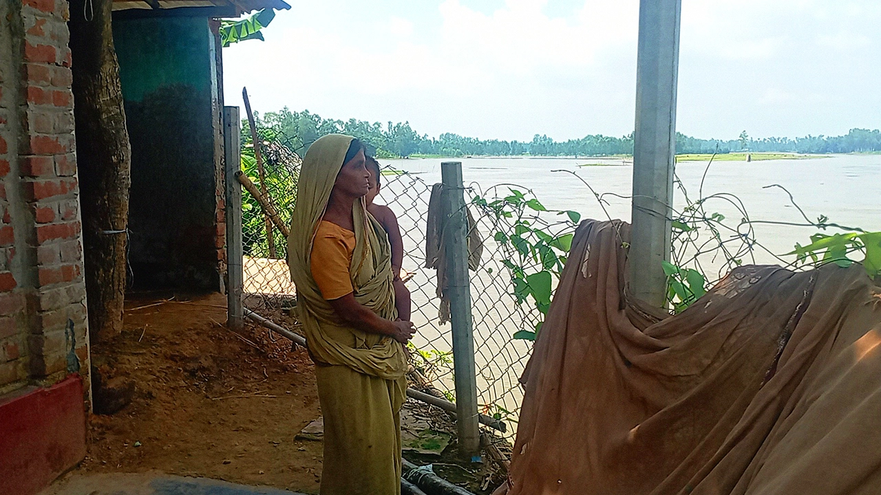 নদীভাঙনের শিকার নদী তীরবর্তী পরিবার।। ছবি : কালবেলা