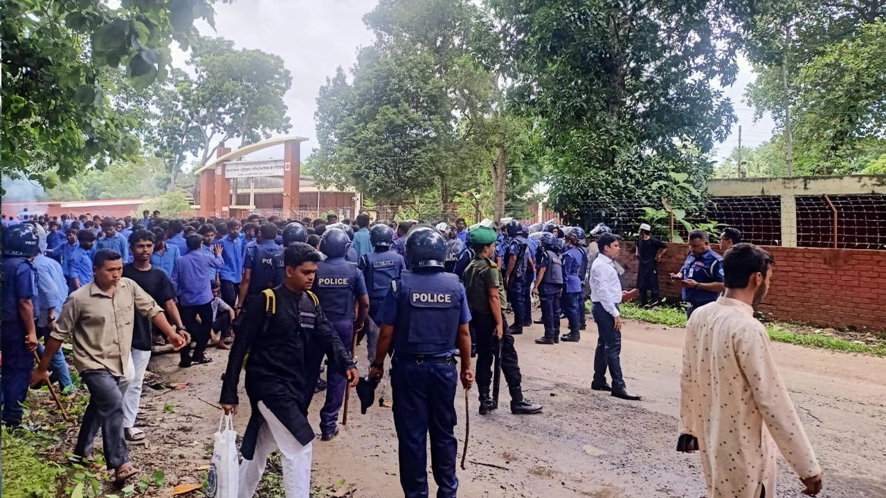 কোটা সংস্কারের দাবিতে রাঙামাটির কাপ্তাইয়ে বাংলাদেশ-সুইডেন পলিটেকনিক ইনস্টিটিউটের (বিএসপিআই) শিক্ষার্থীদের সড়কে অবস্থান। ছবি : কালবেলা