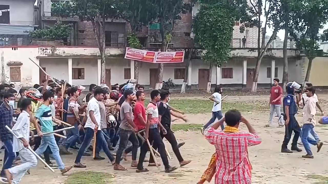 ঝিনাইদহে আন্দোলনরত শিক্ষার্থীদের ওপর হামলা। ছবি : কালবেলা