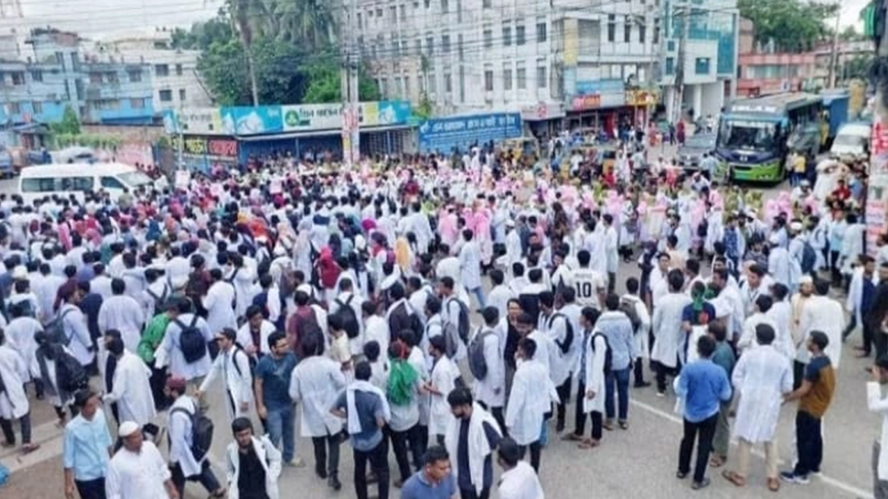কোটা সংস্কারের দাবিতে শিক্ষার্থীদের বিক্ষোভে অচল বরিশাল। ছবি : কালবেলা