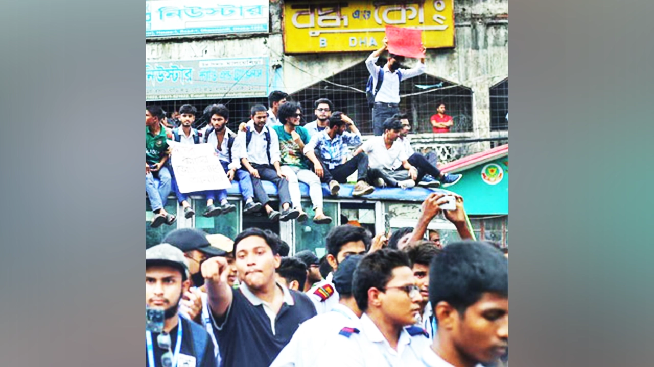 সায়েন্সল্যাবে সড়ক অবরোধ করেন কলেজ শিক্ষার্থীরা। ছবি : সংগৃহীত