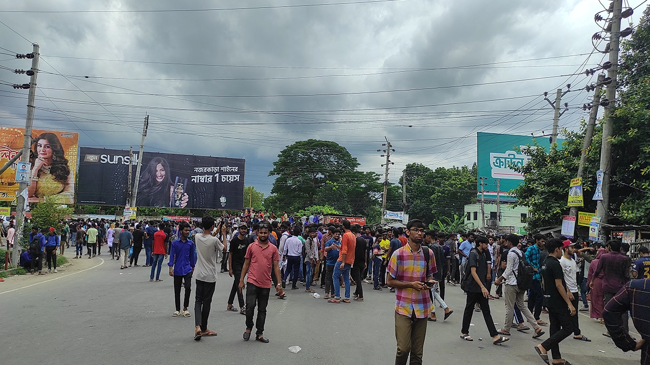 যবিপ্রবি শিক্ষার্থীদের ত্রিমুখী সড়ক অবরোধ। ছবি : কালবেলা