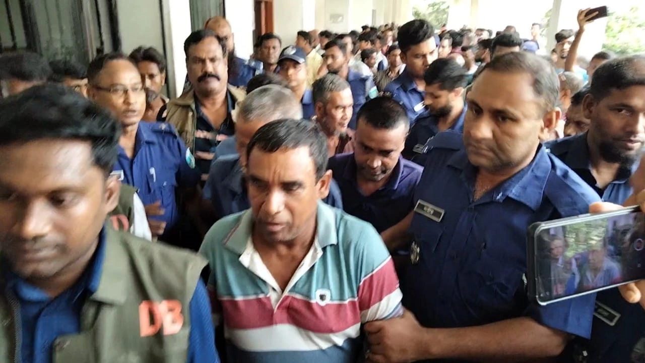 রায়ের পর আদালত থেকে আসামিদের কারাগারে নিয়ে যাচ্ছে পুলিশ। ছবি : কালবেলা